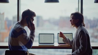 Gergin meslektaşlar, büyük pencere şirketinin iş yerindeki cep telefonunu arıyor. Sinirli iş arkadaşları akıllı telefon konuşmalarında kötü haber alıyor. Stres hissediyorlar. Memnuniyetsiz yöneticiler iş kaybından endişeli