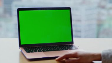 Şehir merkezindeki Chromakey bilgisayarını izleyen kimliği belirsiz kadın. Patron panoramik toplantı odasında yeşil ekran laptopunda video görüşmesi yapıyor. Tanımlanamayan kadın, masanin karsisinda oturuyor.