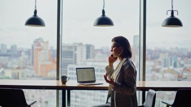 Kendine güvenen bir profesyonel, şehir merkezindeki akıllı telefonu arıyor. Yakın plan. İş kadını, lüks panoramik ofiste cep telefonuyla konuşuyor. Müdür konferans salonunda telefonla konuşuyor. 