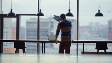 Girişimci modern cam duvarlar ofisinde çalışırken hayal kırıklığına uğradı. Stresli adam yöneticisi iş yerinde umutsuzluk hissetmekten memnun değil. Sorunlu iş adamı krizde. 