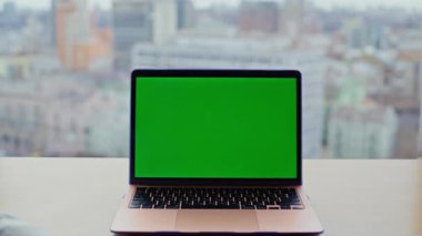 Yeşil ekran dizüstü bilgisayar şehir merkezini kapatmış. Model bilgisayar masasında çalışan iki yönetici iş perspektiflerini yakınlaştırıyor. Gözlüklü yaratıcı ajans çalışanları birlikte oturuyorlar.