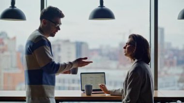 Şehir merkezindeki kahve molasında duygusal bir adam iş arkadaşıyla konuşuyor. Birlikte çay içen iş çifti. Olumlu kadın patron, panoramik pencere salonunda dinleniyor.