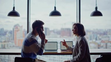 Yeni başlayanlar, telefonları arayıp büyük vitrinden iyi haberler alıyorlar. Çok mutlu iş adamları ofiste seviniyor. Heyecanlı meslektaşlar birlikte beş başarılı performans sergiliyor. İş ortakları kazanıyor