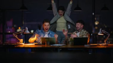 Ofis galipleri, karanlık iş yerinde beş sevindirici başlangıç başarısı sunuyor. İş dünyasının başarısından çok memnun olan mutlu meslektaşlar geceleri dizüstü bilgisayar ararlar. Heyecanlı iş adamları başarılı bir işin tadını çıkarıyor