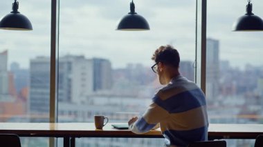 Odaklanmış iş adamı koridordaki geniş pencereli dizüstü bilgisayarda çalışıyor. Uzak işyerindeki bilgisayar kapağını kapatan yeni başlayan işçi. Ciddi bir çalışan şehir manzarasına bakıyor. Düşüncelerini evde tek başına düşünüyor.