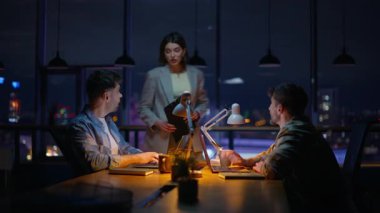 Başarılı bir ekip ofiste çalışıyor. Kadın şirket danışmanı yöneticilerin dosyaları tutmasına yardım ediyor. Şirket ortakları proje planlıyorlar. Birlikte tartışıyorlar. Bayan iş yerinde stajyerlerle konuşuyor. 