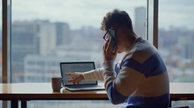 Şehir merkezindeki ofiste cep telefonuyla konuşmakla meşgul bir yönetici. Ciddi bir müteahhit, akıllı telefon konuşması yapıyor ve içeride bilgisayar yazıyor. Genel müdür panoramik pencerelerde tek başına çalışıyor.