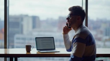 Ofiste şehir manzaralı telefonla konuşan meşgul bir yönetici. Umutsuz müteahhit, akıllı telefon görüşmesi yapıyor ve telefon görüşmesini bilgisayar başında bitiriyor. Panoramik pencerelerde tek başına çalışan üzgün CEO konuşuyor.