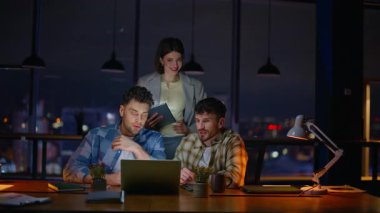Karanlık ofiste bilgisayar ekranı arayan geç yöneticiler. Üç pozitif insan birlikte iletişim projesini tartışıyor. Mesai arkadaşları akşam işyerinde ilham alıyorlar. Şirket yaşam konsepti
