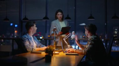 Geç kalmış kadın akıl hocası ofise giriyor, meslektaşlarına danışıyor ve karanlık işyerinde tartışıyorlar. Elinde dosya tutan ciddi bir kadın erkeklerle çalışıyor. Finans ortakları şirket projesini inceliyor. İnsan yaşam tarzı 