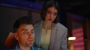 Kadın rehber, intörn konuşuyor. Gece açık alanda dizüstü bilgisayara bakıyor. Geç kalmış şirket arkadaşları birlikte proje planlıyorlar. Şirket asistanı akşam işyerinde geliştiriciye yardım ediyor 