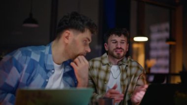 Karanlık ofis portresi projesini tartışan fazla mesai arkadaşları. Çok çalışan bir adam bilgisayar ekranında partneriyle iletişim kuruyor. İki yaratıcı akşam işyerinde ilham almış hissediyorlar. Şirket hayatı 