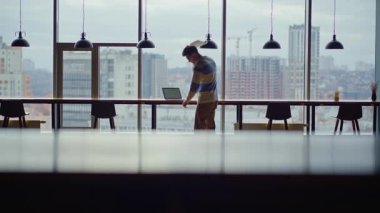 Sinirli yönetici iş adamı şehir merkezinde çılgın bir iflas sorunu yaşıyor. Öfkeli adam duygusal olarak belgeleri fırlatıyor. Hayal kırıklığına uğramış acemi üzgün hissediyor açık alanda başını ovuyor 