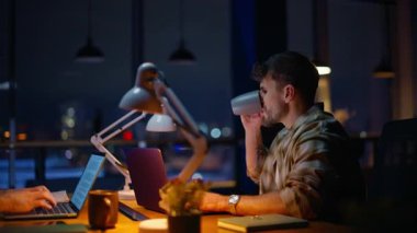 Fazla mesai yapan işçiler geceleri kahve yudumlayan bilgisayarlar. Proje yöneticisi bayan ofise giriyor ve astlarıyla konuşuyor. Takım tasarımcılarının vadesi dolmak üzere. Kurumsal iş hayatı