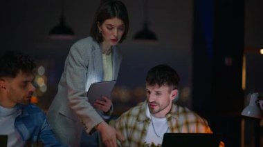 Yönetici bayan, yeni başlayanlara kapalı mekanda yakın çekim öneriyor. Proje sonuçlarına bakan şirket çalışanları iş arkadaşlarıyla konuşuyor. Gece kabinesinde takım arkadaşlarına rehberlik sunan profesyonel danışman.