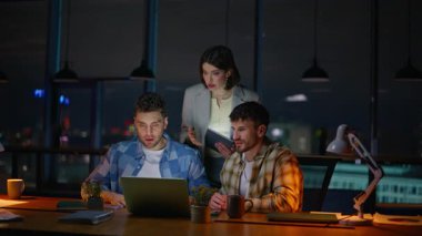 Fazla mesai tasarımcıları akşam işyerinde beyin fırtınası yapıyor. Bilgisayar masasında duygusal iletişim kuran geç çalışan işçiler. Sinirli iş arkadaşları birlikte konuşuyor. Karanlık şirket ofisindeki projeyi analiz ediyorlar.