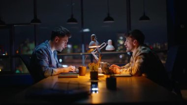 Gece lambasında çalışan yöneticiler kapalı alanda iş projelerini bitiriyorlar. İki heyecanlı acemi para kazanıp beşlik çakıyor. Yaratıcı stüdyoda çalışan çok mutlu meslektaşlar.