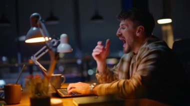 Yorgun bir adam gece vardiyasında çalışıyor. Panoramik akşam ofisinde iş arkadaşının önünde bilgisayarla esnemekten yorgun düşmüş muhasebeci. İş adamlarının işi başından aşkın. Görev rutini