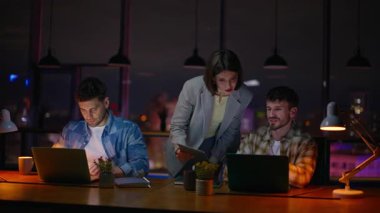 Kadın akıl hocası akşam ofisinde işleri kontrol ediyor. Karanlık İş Yeri Projesi 'ni yapan yaratıcı ekip. Enerjik, mutlu iş arkadaşları çağdaş kabinede el sıkışıyor. Gece personeli acil görevler yapıyor.