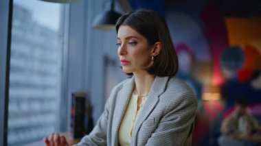 Kahve dükkanında dizüstü bilgisayarda çalışan girişimci portre projesini düşünüyor. Odaklanmış kadın yazar, kafede bilgisayar kullanarak kitap yazıyor. Hırslı metin yazarı internette geziniyor yaratıcı fikirler üretiyor.