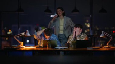 Gece müdürleri ofis laptopunda iş başarısızlığına tepki veriyorlar. Gergin meslektaşlar, memnuniyetsiz proje sonucunda endişeli hissediyorlar. Üzüntülü ortaklar kötü işten şikayet ediyor.