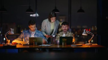 Gece takım arkadaşları modern çalışma alanındaki bilgisayarlarda son teslim tarihine sahipler. Takım lideri kadın, akşam kabinesinde iş arkadaşlarına tavsiyelerde bulunuyor. Şirket çalışanları birlikte beyin fırtınası yapıyor.