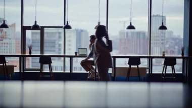 Ofisteki adam panoramik penceredeki hücreyi arıyor. Duygusal şirket yöneticisi, tatilde akıllı telefonlardan iş haberlerini paylaşıyor. Başarılı iş adamı şehir manzarası arıyor ve tek başına iş projesini tartışıyor. 