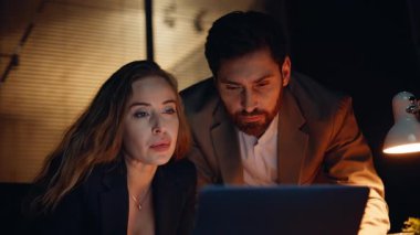 Dizüstü bilgisayardaki e-postayı okuyan akşam iş arkadaşları başlangıç parasına tepki gösteriyorlar. Gece ofis kapanışında kazanıyorlar. Duygusal partnerler beş başarılı kutlama anlaşması yapıyor. İki iş arkadaşı iş başarısını kutluyor. 