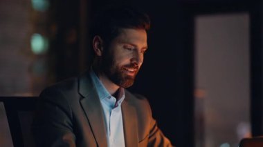 Modern ofis koltuğunda oturan gece yarısı çalışan cep telefonu bildirimlerini kontrol ediyor. Menajer, akıllı telefonu akşam masasına mesaj atıyor. Gülümseyen işadamı cep telefonunda sosyal medyada geziniyor