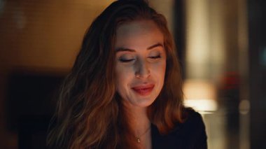 Gülümseyen sekreter gece mesaisinde e-posta portresini okuyor. Karanlık iç mekanlarda fikirler üreten geç çalışan bir işçi. Pozitif yönetici bayan akşam işyerinde kafa yoruyor. İlham verici iş kadını çözme görevi 