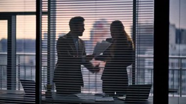 Deli ofis çalışanı, şehir içi işyerinde iş kadını ile çelişen belgeler sallıyor. Zengin müvekkil yüksek sesle avukat diye bağırıyor. Profesyonel stresli yöneticiler kurumsal sorunlarla uğraşıyor