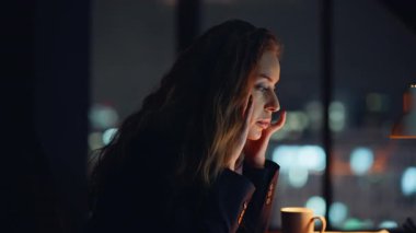 Yorgun çalışan masaj tapınakları iş merkezinin kapanış yerlerinde geç saatlere kadar kalırlar. Çok çalışan yorgun yönetici akşam ofisinde tek başına oturuyor. Yorgun iş kadını, geceleri başını ovmaktan yoruldu.