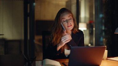 İşletme danışmanı, bilgisayarını kapatıp gece nöbetini arıyor. Stresli, güzel iş kadını telefonda konuşuyor, yorgun hissediyor. Çok çalışan muhasebeci içeride bilgisayar ekranı ararken hata buldu