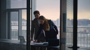 Büyük vitrinlerde evrak işleriyle uğraşan pozitif iş adamları. Zarif muhasebeciler finansal evrakları araştırıyor ve içeride konuşuyorlar. Şirket çalışanları proje detaylarını tartışıyor. Patronlar çalışıyor.