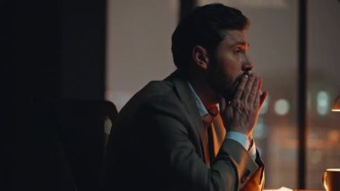 Gece müdürü ofiste başını ağrıtan bir yüz masajı yapıyor. Şirket çalışanı karanlık bir iş yerinde oturuyor ve kafaya dokunuyor. Yorgun girişimci finans analistinin akşama kadar vakti var. 