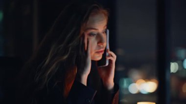 Bitkin finansör, dizüstü bilgisayarla gece vardiyasını arıyor. Yorgun iş kadını telefonda kafa ütülüyor. Akşam panoramik işyerinde cep telefonuyla çok çalışan yönetici danışmanlık yapıyor