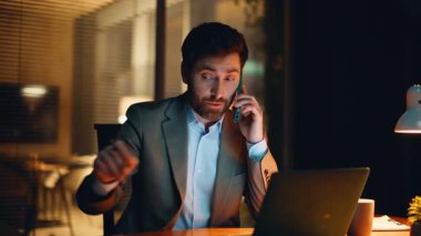 Akşamları lüks panoramik dolapta tek başına oturan gülen avukat akıllı telefon görüşmesi. Gülümseyen iş adamı cep telefonu sohbetinde iş konuşuyor. Takım elbiseli olumlu CEO güvenli bir şekilde konuşuyor. 
