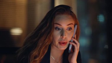 Portre kadını gece içlerini arıyor. Karanlık dairede cep telefonundan konuşan bitkin bir avukat. Uzun saçlı, güzel iş kadını. Kafasına dokunuyor. Ofiste telefonla konuşuyor.