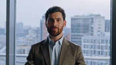 Duygusal iş adamı, şehir manzarası portresine bakan kameraya sevinçle bakıyor. Kendine güveni tam patron el kol hareketi yaparak başarıyı kutluyor. Şatafatlı mutlu yönetici ofiste para kazanıyor.