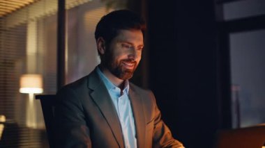 Yönetici mesaj yazan bilgisayarı gece mesafesinde kapatıyor. Akşam işyerinde çalışan gülümseyen bir iş adamı. Hevesli yönetmen karanlık kabinede görev yazılarını analiz ediyor. İş başarısı konsepti