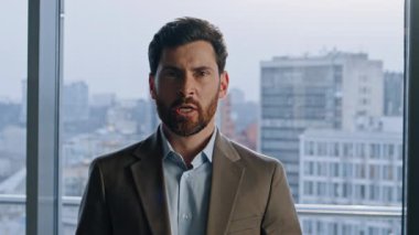 Panoramik ajans ofisinde el kol hareketi yapan kızgın patron portresi. Sinirli iş adamı bağırarak çıldırıyor. Stresli adam özel odada duygusal tepki gösteriyor yoğun çalışma durumu