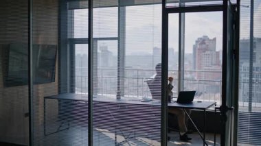 Panoramik ofis penceresinde düşünceli bir yönetmen. Ciddi sakallı yönetici, lüks işyerindeki müşteriye bilgisayarla cevap veriyor. Şehir manzarasına bakan kendinden emin bir girişimci. 