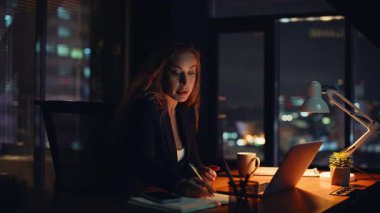 Aşırı çalışan çalışan video kamerasından laptop kamerasına sanal konferans odası kapanıyor. Ciddi iş kadını duygusal olarak iş sonuçlarını tartışıyor. Avukat internet üzerinden haberleri paylaşıyor