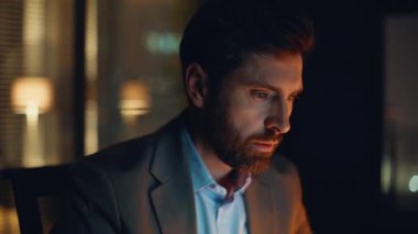 Ciddi yönetmen geç saatlere kadar portre üzerinde çalışıyor. Sinirli bir çalışan akşam ofisinde el hareketi yapıyor. Hayal kırıklığına uğramış iş adamı sorunlara üzülüyor. Hüsrana uğramış patron, kötü haberleri okuyor ve yüzlerine dokunuyor.