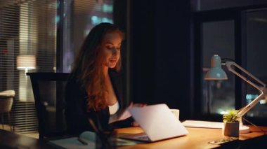 Çok çalışan yönetici, akşam ofisindeki bilgisayarı kapatıyor. Yorgun iş kadını, bilgisayar işini bitirip gece yüzünü ovmaktan yoruldu. CEO uzman masaj tapınakları uluslararası iş merkezinde geç saatlere kadar kalırlar