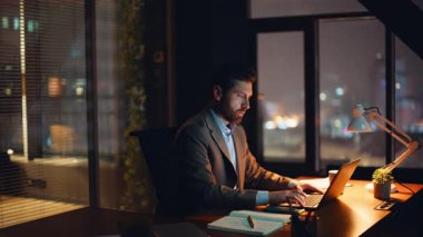 Lamba lambası iş yerinde bilgisayar reaksiyonunda çalışan akşam müdürü iç çekimde arıza çıkardı. Hayal kırıklığına uğramış bir adam modern ofise kızgın. Laptop masasında oturan ezik içeride iş sorunları yaşıyor.