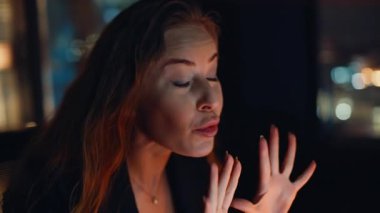 Gece vardiyası çalışanı internet röportajında konuşuyor. Ev işyerindeki portrede oturuyor. Sanal toplantıda fikirleri açıklayan olumlu bir kadın. Neşeli iş kadını videosu bilgisayardan arıyor iş tartışıyorlar 