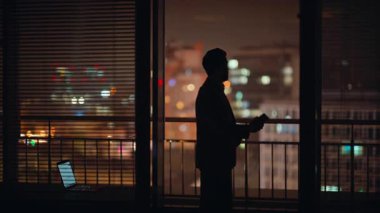 Gece yarısı iş adamı panoramik pencerenin yanında akıllı telefon mesajı yolluyor. Düşünceli patron, cep telefonunu saklayarak akşam manzarasını özel bir dolaba gizliyor. Zarif iş sahibi tek başına dinleniyor.