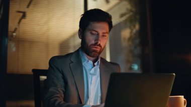Hayal kırıklığına uğramış serbest çalışan gece geç saatlere kadar çevrimiçi projede çalışan apartman kapanışı. Depresyondaki işadamı, gece ofisinde başarısızlığa uğramaktan endişeleniyor. Stresli çalışan dizüstü bilgisayarı kapatırken umutsuzluk hissediyor