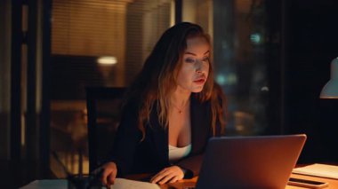 Hüsrana uğramış bir ofis çalışanı, gece çalışması sırasında online toplantıyı tartışıyor. Yorgun yönetici video görüşmesini bitiriyor ve bilgisayarını kapatıyor. Stresli tartışmanın ardından yorgun düşmüş bir profesyonel olarak kafa tutmak